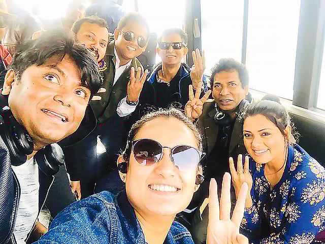 স্বর্ণমানব থ্রি টেলিছবির শুটিংয়ে গভীর সমুদ্রে যাওয়ার পথে স্পিডবোটে অপর্ণার সেলফিতে পরিচালক, নাট্যকারসহ শিল্পীরা। ছবি: সংগৃহীত