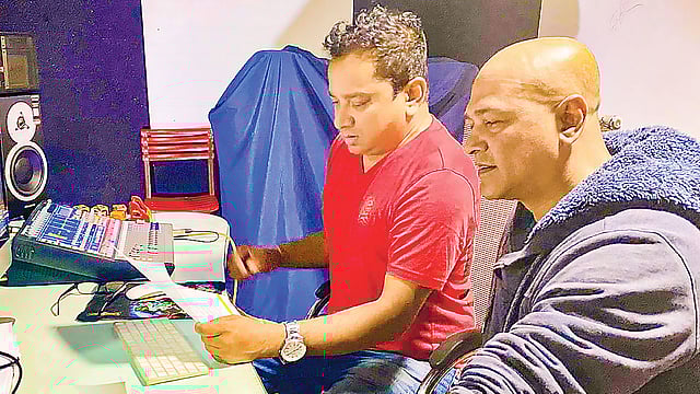আসিফ আকবরের স্টুডিওতে গান রেকর্ডিংয়ের সময় শওকত আলী ইমন। ছবি: সংগৃহীত