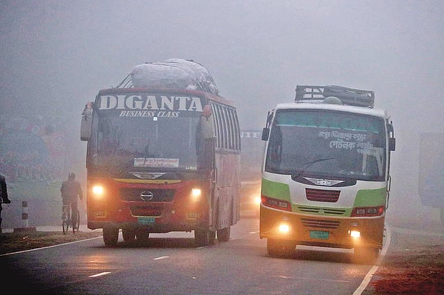 ঘন কুয়াশায় মহাসড়কে যানবাহনের হেডলাইটে সামান্য দূরেই কিছু দেখা যাচ্ছে না। এর মধ্যে ঝুঁকি নিয়ে পাল্লা দিয়ে চলছে গাড়িগুলো। গতকাল সকাল সাড়ে আটটার দিকে রংপুর-দিনাজপুর মহাসড়কের চওড়াপাড়া এলাকায়। ছবি: মঈনুল ইসলাম