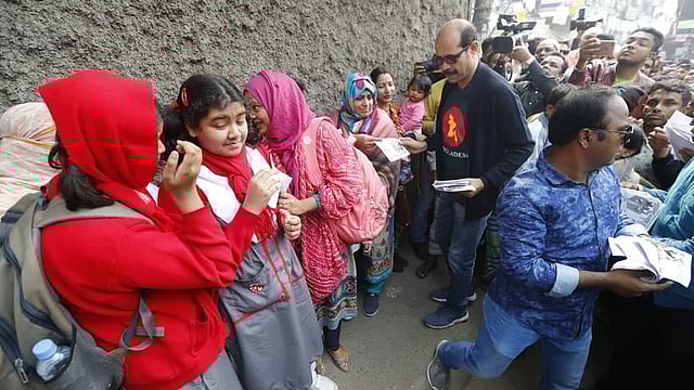 ফার্মগেট এলাকায় জনসংযোগে ব্যস্ত আওয়ামী লীগ-মনোনীত মেয়র পদপ্রার্থী আতিকুল ইসলাম। ছবি: সাজিদ হোসেন