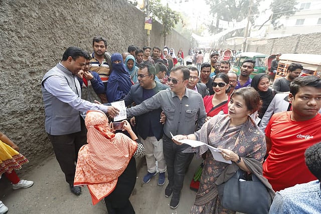 মেয়র প্রার্থী আতিকুলের সমর্থনে ফার্মগেট এলাকায় জনসংযোগ করেন অভিনেত্রী তারানা হালিম ও চলচ্চিত্র অভিনেতা রিয়াজ। ছবি: সাজিদ হোসেন