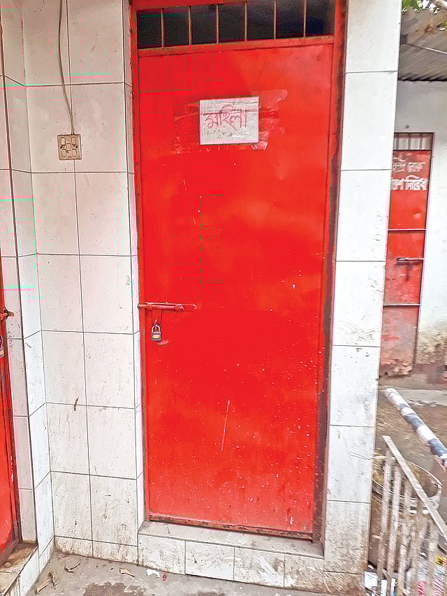 নারীর জন্য আলাদা শৌচাগার থাকলেও তা থাকে তালাবদ্ধ। মঙ্গলবার বিকেলে মৎস্য ভবনের রমনা পেট্রল পাম্প অ্যান্ড সার্ভিস সেন্টারে। ছবি: প্রথম আলো
