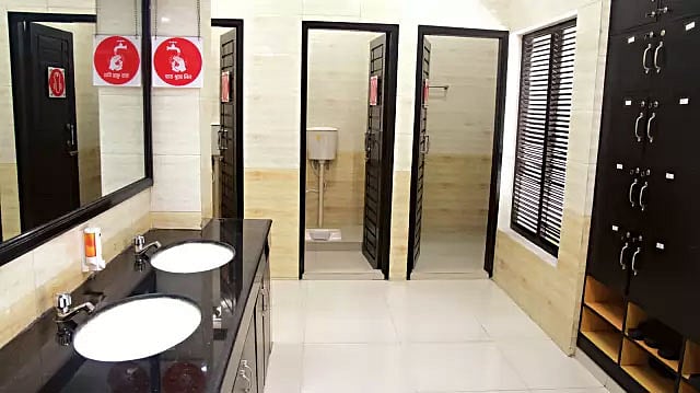 শহরের আয়তন ও জনসংখ্যা অনুযায়ী কমপক্ষে ১ হাজার আধুনিক গণশৌচাগার দরকার।