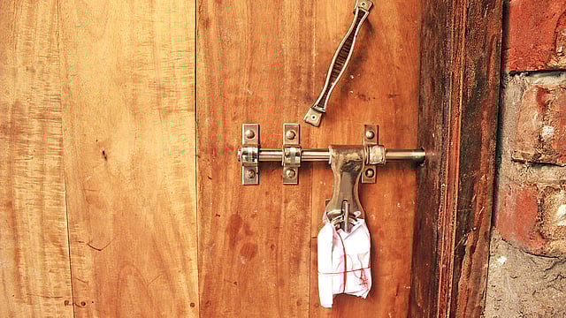 এই ঘরেই মা-মেয়েকে হত্যা করা হয়েছে। ঘরটি সিলগালা করে দিয়েছে প্রশাসন। গতকাল সকালে ময়মনসিংহ সদরের খাগডহর ঘুন্টি এলাকায়। ছবি: প্রথম আলো