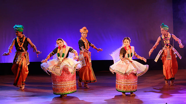 নৃত্য উৎসবে শিল্পীদের সমবেত পরিবেশনা। ছবি: ছায়ানটের সৌজন্যে