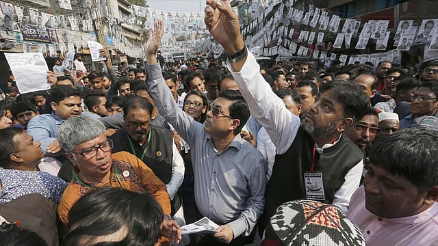 ঢাকা দক্ষিণ সিটি করপোরেশন নির্বাচনের আওয়ামী লীগের মেয়র প্রার্থী ফজলে নূর তাপস যাত্রাবাড়ীর শহীদ ফারুক সড়ক এলাকায় প্রচার চালান। ঢাকা, ১৮ জানুয়ারি। ছবি: হাসান রাজা