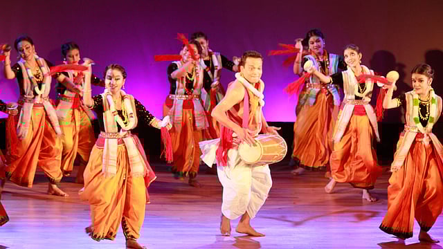 নৃত্য উৎসবে শিল্পীদের সমবেত পরিবেশনা। ছবি: ছায়ানটের সৌজন্যে