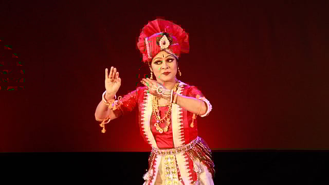 একক নৃত্য পরিবেশন করছেন শিল্পী। ছবি: ছায়ানটের সৌজন্যে