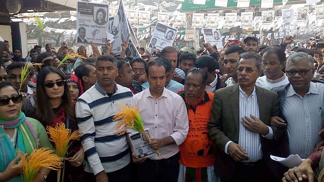 ঢাকা উত্তর সিটি করপোরেশন নির্বাচনে মেয়র পদে বিএনপির প্রাথী তাবিথ আউয়াল আজ রাজধানীর তালতলায় নির্বাচনী প্রচার চালান। ছবি: সেলিম জাহিদ