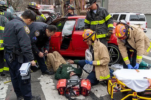 চুরি যাওয়া দুর্ঘটনাকবলিত গাড়িটি থেকে চালককে উদ্ধার করা হচ্ছে। ছবি: সংগৃহীত
