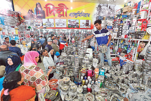 ঢাকা আন্তর্জাতিক বাণিজ্য মেলায় দিল্লি অ্যালুমিনিয়ামের প্যাভিলিয়নে ক্রেতাদের ভিড়। ছবি: শুভ্র কান্তি দাশ