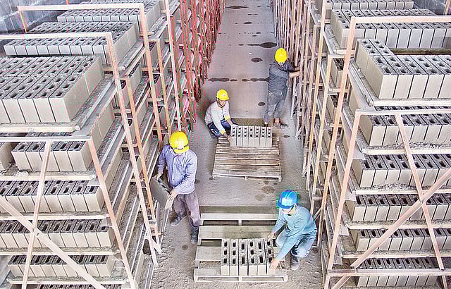 হলো ব্লকের ইউনিটে কর্মরত শ্রমিকেরা