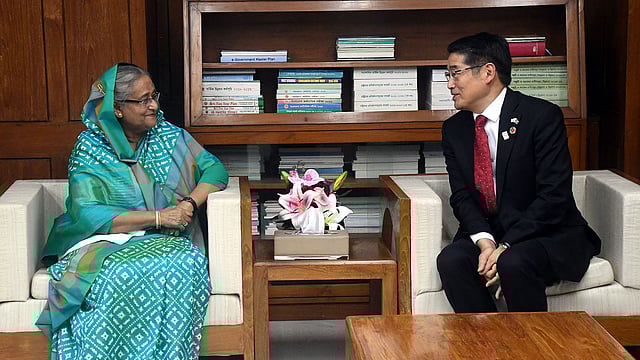 প্রধানমন্ত্রী শেখ হাসিনার সঙ্গে তাঁর সংসদ ভবনের কার্যালয়ে সাক্ষাৎ করেন জাপানের নবনিযুক্ত রাষ্ট্রদূত নাওকি ইতো। ঢাকা, ২০ জানুয়ারি। ছবি: পিআইডি