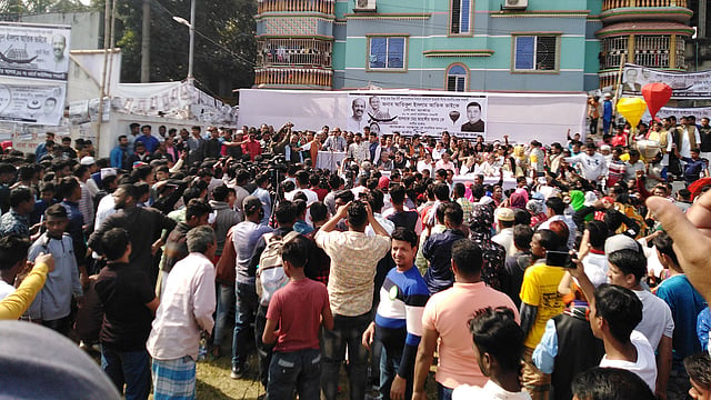 বেরাইদ মুসলিম হাই স্কুল মাঠে আয়োজিত নির্বাচনী সমাবেশে বক্তব্য দিচ্ছেন আতিকুল ইসলাম। ছবি: নাসরিন আকতার