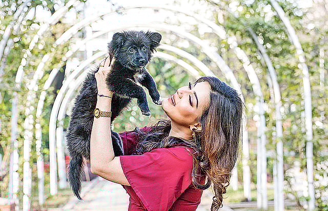 পোষ্য টোকিওর সঙ্গে মাহিয়া মাহি। ছবি: খালেদ সরকার