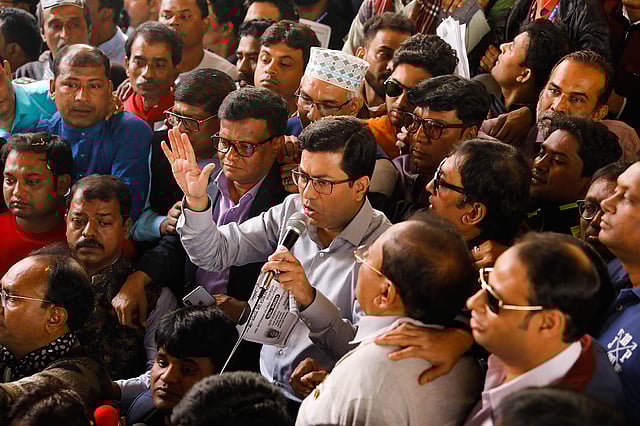 প্রচার চালানোর সময় স্থানীয় ভোটার ও নেতা-কর্মীদের উদ্দেশে বক্তব্য দেন শেখ ফজলে নূর। ঢাকা, ২৫ জানুয়ারি। ছবি: দীপু মালাকার