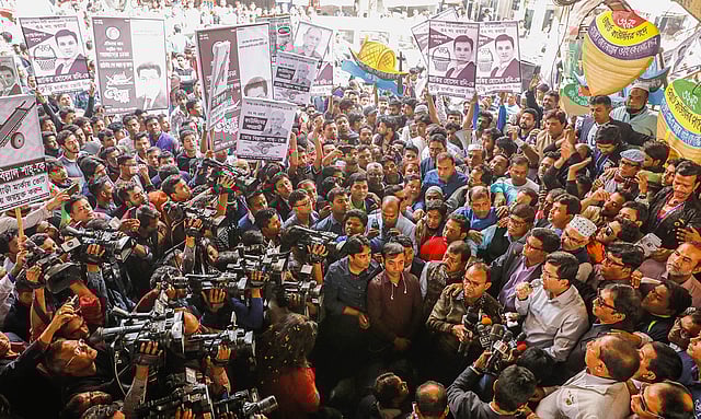 প্রচার চালানোর সময় স্থানীয় ভোটার ও নেতা-কর্মীদের উদ্দেশে বক্তব্য দেন শেখ ফজলে নূর। ঢাকা, ২৫ জানুয়ারি। ছবি: দীপু মালাকার