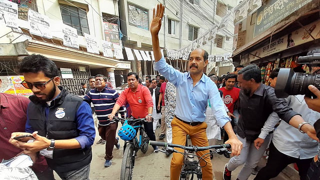 ঢাকা উত্তর সিটি করপোরেশন নির্বাচনে আওয়ামী লীগের প্রার্থী আতিকুল ইসলাম নদ্দা কালাচাঁদপুর এলাকায় সাইকেল চালিয়ে প্রচার চালান। ঢাকা, ২৫ জানুয়ারি ২০২০। ছবি: সাজিদ হোসেন
