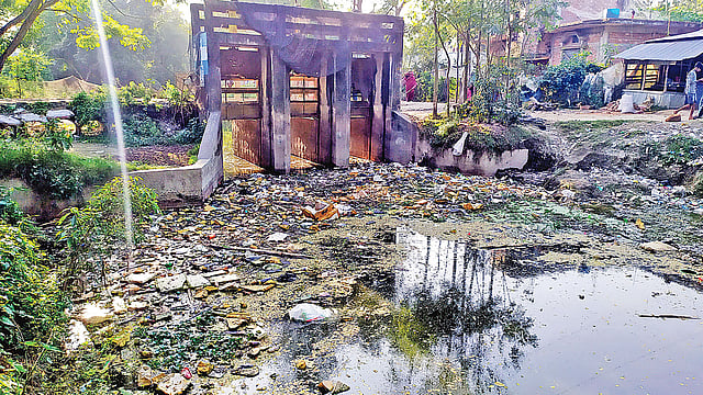 ময়লা জমে অকেজো হয়ে পড়েছে স্লুইসগেটটি। বুধবার বিকেলে সীতাকুণ্ডের সৈয়দপুরের বসরতনগর গ্রামের ছোট কুমিরা খাল এলাকায়। প্রথম আলো