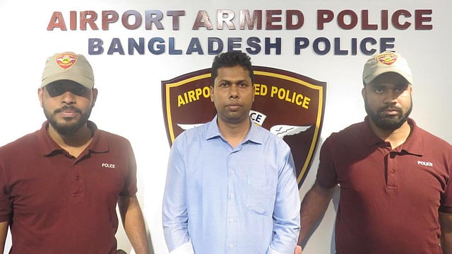 ঢাকার হজরত শাহজালাল আন্তর্জাতিক বিমানবন্দরে আজ সোমবার প্রায় সোয়া কেজি সোনা পাচার করে আনার অভিযোগে সারওয়ার আলম নামের এক যাত্রীকে আটক করে বিমানবন্দর আর্মড পুলিশ ব্যাটালিয়ন। ছবি: সংগৃহীত