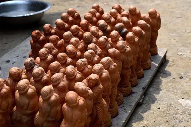 মৃৎশিল্পীর নিপুণ হাতের ফসল পুতুলগুলো। ছবি: লেখক