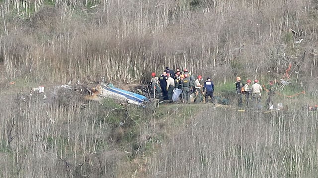 ক্যালাবাসেসের দুর্ঘটনা অঞ্চলে কাজ শুরু করেছেন তদন্ত কর্মকর্তারা। ছবি: এএফপি