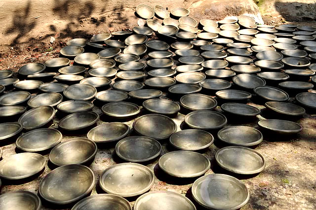 ফুলবাড়িয়ার আঞ্চলিক ভাষায় বলা হয় খুড়া বা ঢাকনা। খুড়া তৈরির পর রোদে দেওয়া হয়েছে। ছবি: লেখক