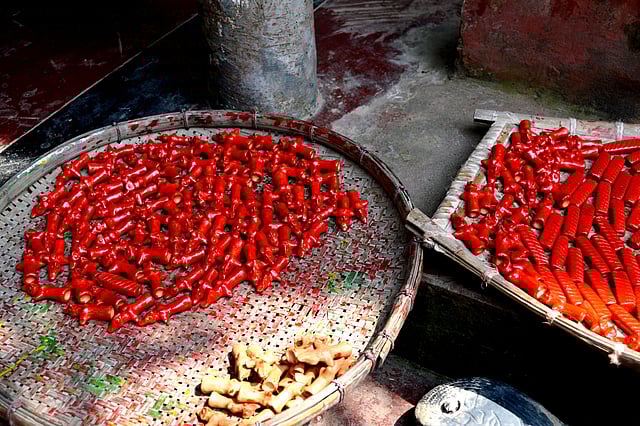 কুলা আর চালনিতে লাল টকটকে মাটির পুতুল রোদে শুকাচ্ছেন এভাবে। ছবি: লেখক
