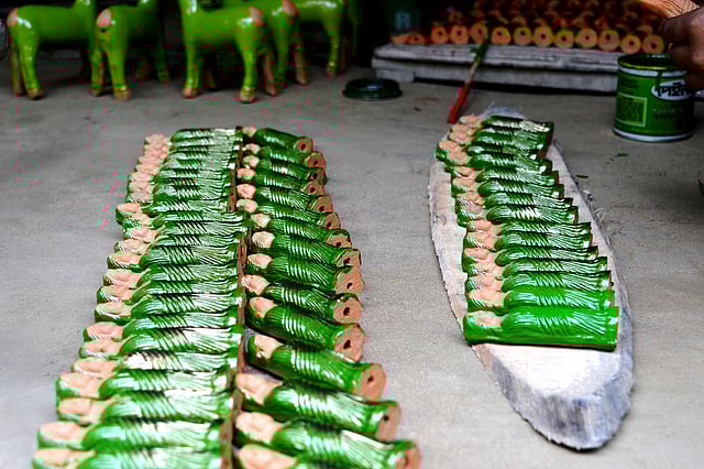 নিপুণ হাতের রংতুলির আঁচড়ে সেজেছে বাহারি পুতুলগুলো। ছবি: লেখক