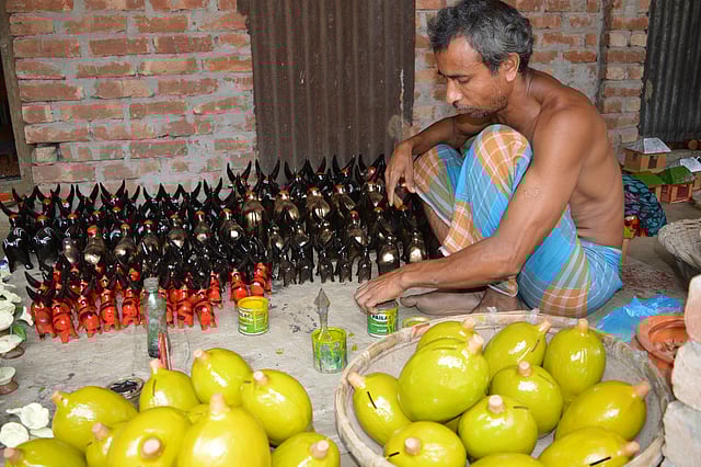 নাওগাঁও পালবাড়ির মৃৎশিল্পী সুশান্ত কুমার চন্দ্র পাল জানান, বাজারে প্লাস্টিকের তৈরি খেলনা, আসবাবসহ নিত্যপ্রয়োজনীয় পণ্য ব্যবহার ব্যাপক হারে বৃদ্ধি পাওয়ায় মাটির তৈরি খেলনাসহ বিভিন্ন জিনিসের চাহিদা ক্রমেই কমছে। ছবি: লেখক