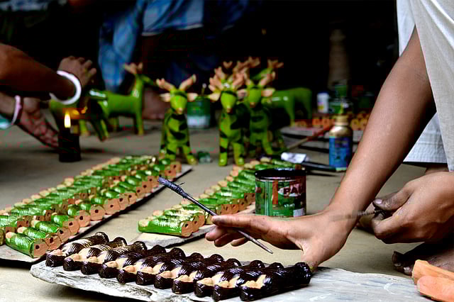 মাটির সবুজ পুতুল। ছবি: লেখক