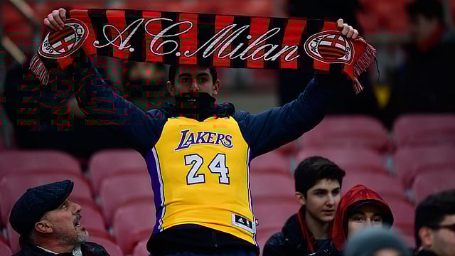 এক মিলান সমর্থকের গায়ে লেকারসের ২৪ নম্বর জার্সি, যেটি ব্রায়ান্ট পরতেন। ছবি: এএফপি