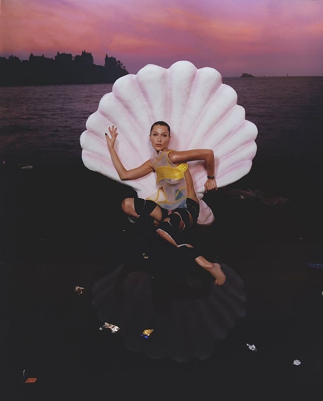 গ্রিক গণিতবিদ্যার বিচারে বর্তমান বিশ্বের বিজ্ঞানসম্মত সবচেয়ে সুন্দরী নারী মার্কিন মডেল বেলা হাদিদ। ২৩ বছর বয়সী এই সুপার মডেলের ইনস্টাগ্রামের নতুন ছবি।