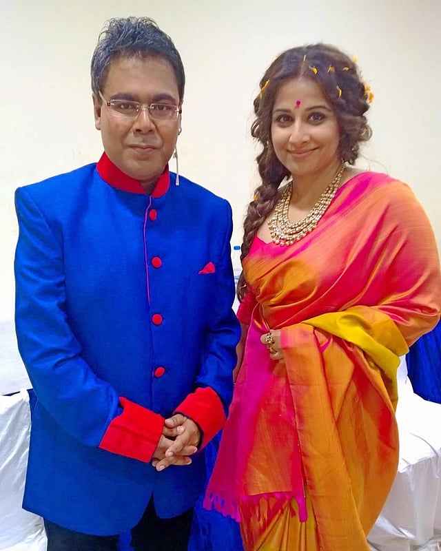 আজ সনাতন ধর্মাবলম্বীদের সরস্বতী পূজা। বলিউড তারকা বিদ্যা বালানের সঙ্গে এই ছবিটি পোস্ট করে মীর লিখেছেন, ‘বিদ্যা দেবীর আরাধনায় ভালো কাটুক সবার সরস্বতী পূজা। আমার আবার স্টাইলটা একটু আলাদা।’