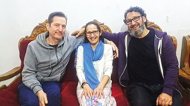 আনোয়ারায় ফাতিমা বেগম ইলিয়ট, তাঁর স্বামী ফিলিপ ইলিয়ট, ভাই আবদুল জব্বার জলিল গতকাল সন্ধ্যায়। প্রথম আলো