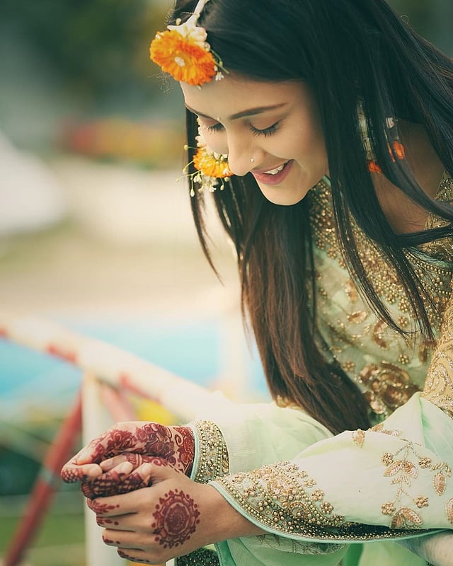 মেহজাবিনের এই ছবির নিচে এক ভক্ত মন্তব্য করেছেন, ‘পৃথিবীর সমস্ত রূপ নিয়ে তুমি এসেছ। তুমি কি জীবনের কোনো এক বিকেল আমার সঙ্গে কাটাবে?’