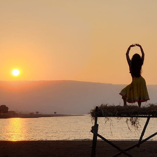 সানি লিওন এই ছবিটি পোস্ট করে লিখেছেন, ‘কী অপরূপ সূর্যাস্ত’।