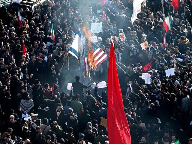 ইরানে বিভিন্ন সমাবেশে যুক্তরাষ্ট্র ও ইসরায়েলের পতাকা পুড়িয়ে বিক্ষোভ করেন বিক্ষোভকারীরা। ছবি: রয়টার্স
