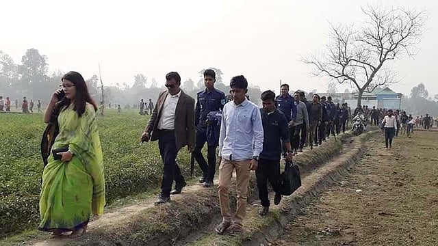 ভৈরবে আট দিনের ব্যবধানে দুই দফায় দিনভর টাস্কফোর্সের মাদকবিরোধী অভিযান পরিচালনা করা হয়েছে। দ্বিতীয় দফা অভিযান চলে গত মঙ্গলবার। বিপুল বহর নিয়ে উপজেলার শ্রীনগরে এ অভিযান চালানো হয়। ছবি: প্রথম আলো