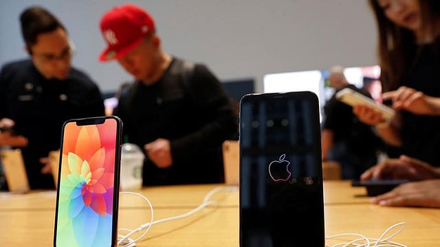 ভারতে স্মার্টফোন বিক্রি বেড়েছে। ছবি: রয়টার্স