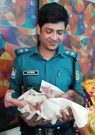 রেললাইনের পাশে জন্ম নেওয়া নবজাতককে দ্রুত হাসপাতালে নিয়ে গিয়ে প্রাণ বাঁচিয়েছেন চট্টগ্রামের ডবলমুরিং থানার এসআই আলাউদ্দিন। ছবি: সংগৃহীত