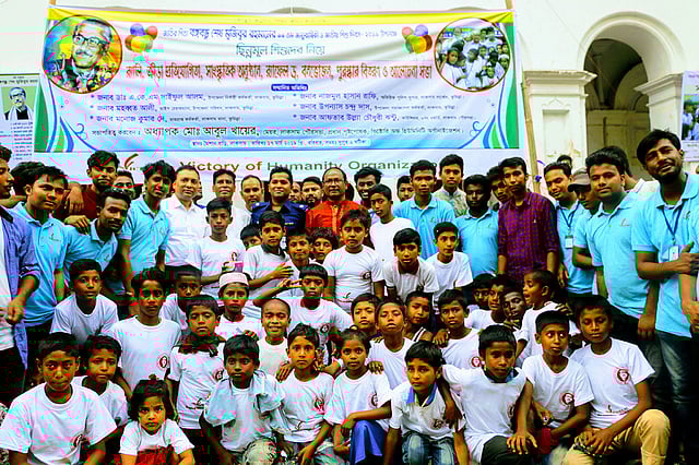 পথশিশুদের জন্য শিক্ষা, অসহায়, দুঃখী মানুষের পাশে দাঁড়ানো, শীতবস্ত্র, ঈদবস্ত্র বিতরণ, বৃক্ষরোপণ কর্মসূচি, অভিনব সেলুন লাইব্রেরি গঠন, শহর পরিচ্ছন্নতা কর্মসূচিসহ নানা সামাজিক ও স্বেচ্ছাসেবামূলক কার্যক্রম চালিয়ে যাচ্ছে ‘ভিক্টোরি অব হিউম্যানিটি অর্গানাইজেশন’। ছবি: সংগৃহীত