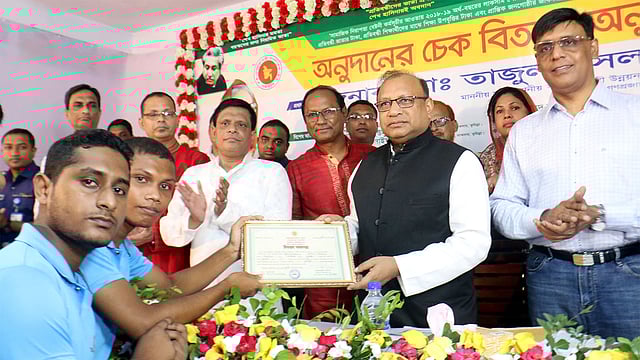 ‘ভিক্টোরি অব হিউম্যানিটি অর্গানাইজেশন’কে সমাজসেবা অধিদপ্তরের নিবন্ধন সনদ তুলে দিচ্ছেন স্থানীয় সরকারমন্ত্রী তাজুল ইসলাম। ছবি: সংগৃহীত