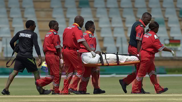 মাঠ ছাড়ছেন কাসুজা। ছবি : এএফপি