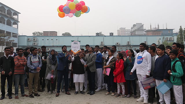 ডাচ বাংলা ব্যাংক-প্রথম আলো ফিজিক্স অলিম্পিয়াডের বরিশাল আঞ্চলিক পর্বের উদ্বোধন করা হয়েছে। ছবিটি শুক্রবার সকালে বরিশাল নগরের আসমত আলী খান ইনস্টিটিউট থেকে তোলা। ছবি: প্রথম আলো