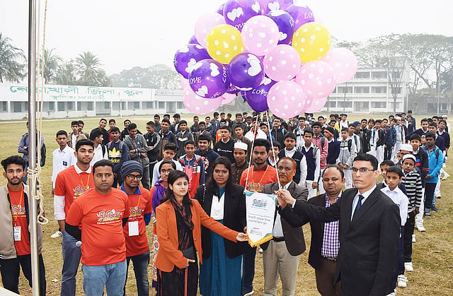 নোয়াখালী জিলা স্কুল মাঠে বেলুন উড়িয়ে ডাচ-বাংলা ব্যাংক-প্রথম আলো আঞ্চলিক ফিজিক্স অলিম্পয়াডের উদ্বোধন করছেন অতিথিরা। ছবি: প্রথম আলো