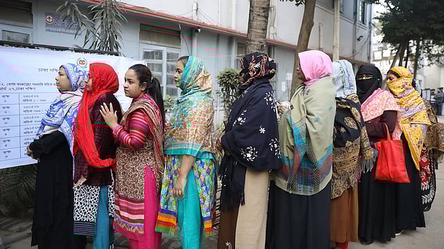 রাজধানীর বেগম বদরুন্নেসা সরকারি মহিলা কলেজ কেন্দ্রে ভোট দিতে এসেছেন নারী ভোটারেরা। ঢাকা, ১ ফেব্রুয়ারি। ছবি: আবদুস সালাম