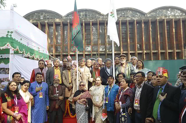 জাতীয় পতাকা উত্তোলনের মধ্য দিয়ে শুরু হয় কবিতা উৎসব। ছবি: প্রথম আলো