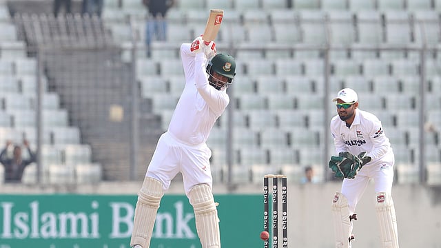 গোটা ইনিংসে এমন নির্ভার হয়েই ব্যাট করেছেন পূর্বাঞ্চলের এ ওপেনার। ছবি: শামসুল হক