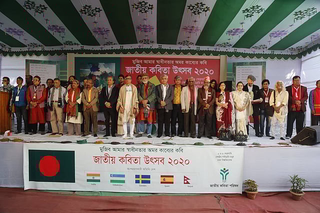 প্রয়াত গুণীজনদের স্মরণে এক মিনিট নীরবতা পালন করা হয় কবিতা উৎসবের উদ্বোধনী অনুষ্ঠানে। ছবি: প্রথম আলো